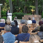 Ciudadanos disfrutan de una lectura pública organizada por Civiliter en homenaje a Cernuda en el Parque de María Luisa